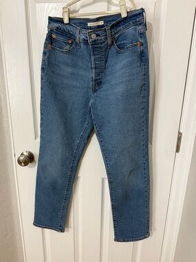 Levi's Wedgie Straight Jeans size 30 in medium wash